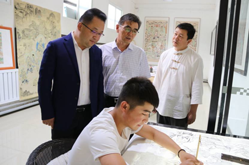 图片包含 室内, 人员, 餐桌, 男士描述已自动生成