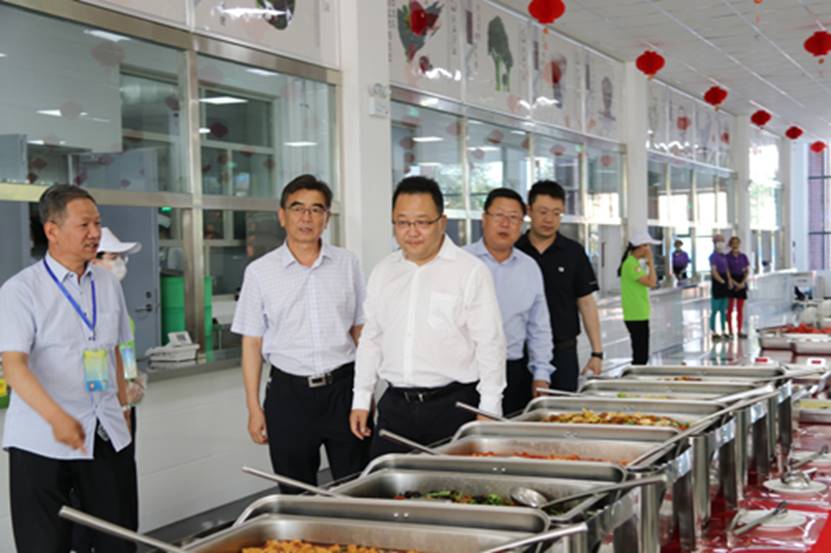 图片包含 室内, 人员, 厨房, 建筑物描述已自动生成